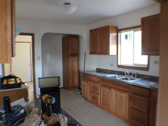 5th image of 905 W Mead Ave