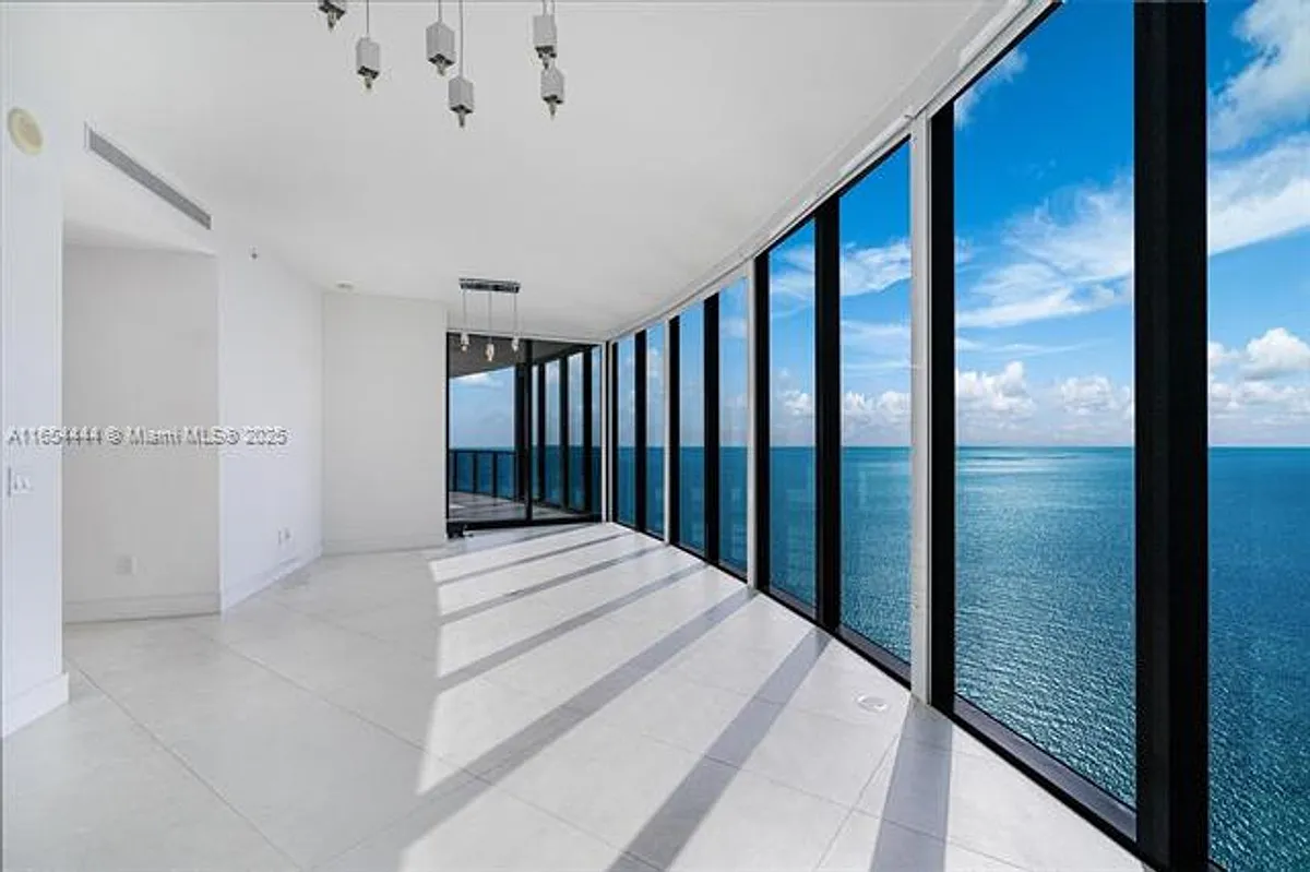 Building Photo - 18555 Collins Ave #5001