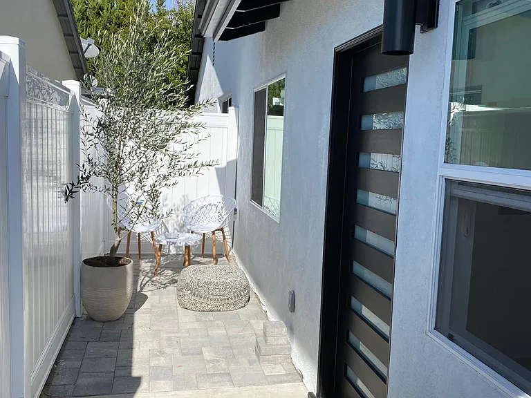 24133 Kittridge St — Photo 15