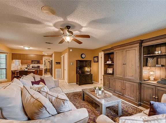 4th image of 2203 Mockingbird Dr