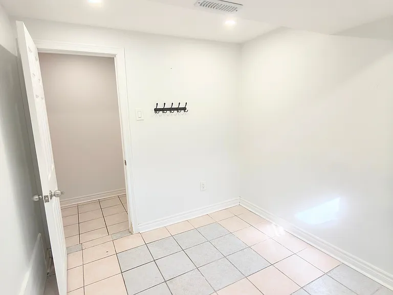 100 Kingslake Rd — Photo 8