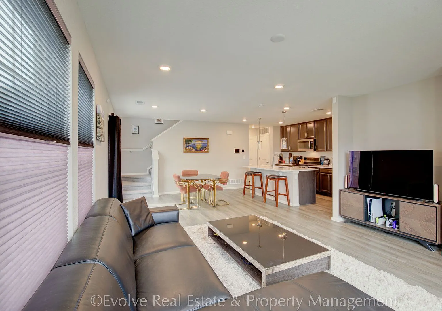 Evolve Real Estate: Stunning Aurora Gem! Available October 3rd — Photo 2