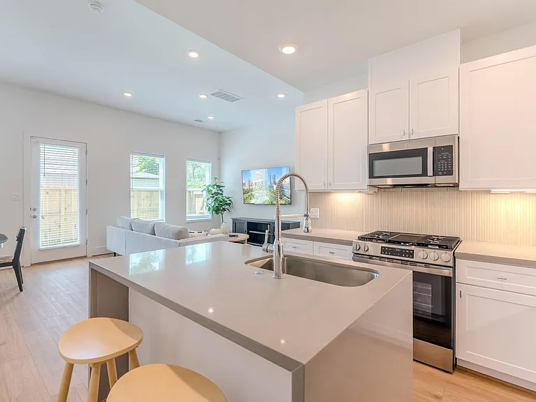 7613 Victory Reserve St — Photo 6