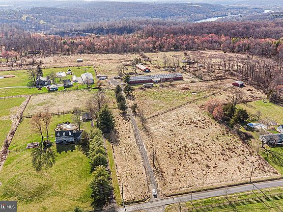 2nd image of 31 Lambertville Headquarters Rd