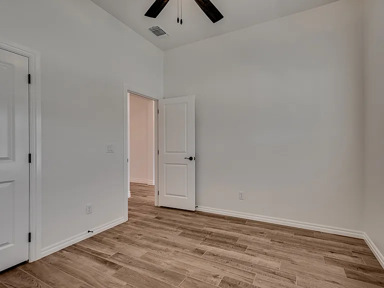 3233 Alameda St — Photo 17