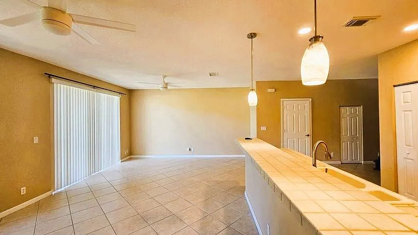 3 bed, 3.0 bath, 1622 sqft, $2,800 — Photo 3