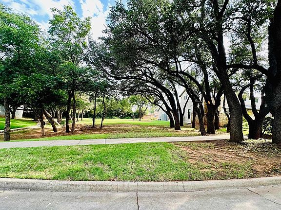 3rd image of 14 Woodland Creek Cir