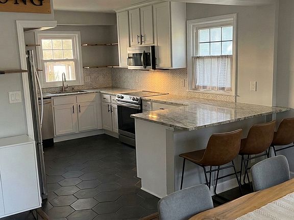 2nd image of 891 W 9th Ave