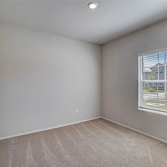 4 bed, 2351 sqft, $900 — Photo 2