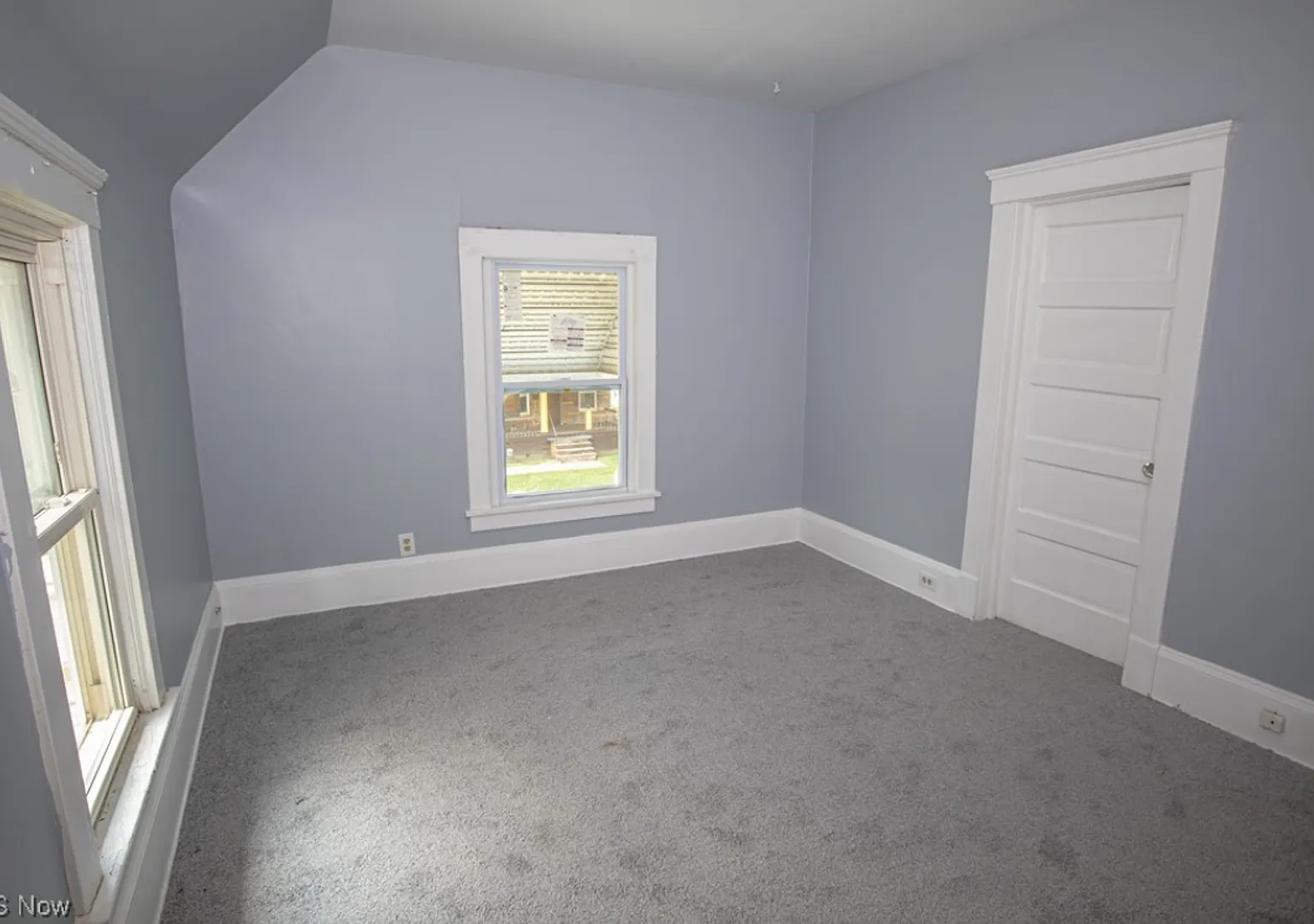 Newly Renovated 4BR/2BA - 1215 E 113th St — Photo 2