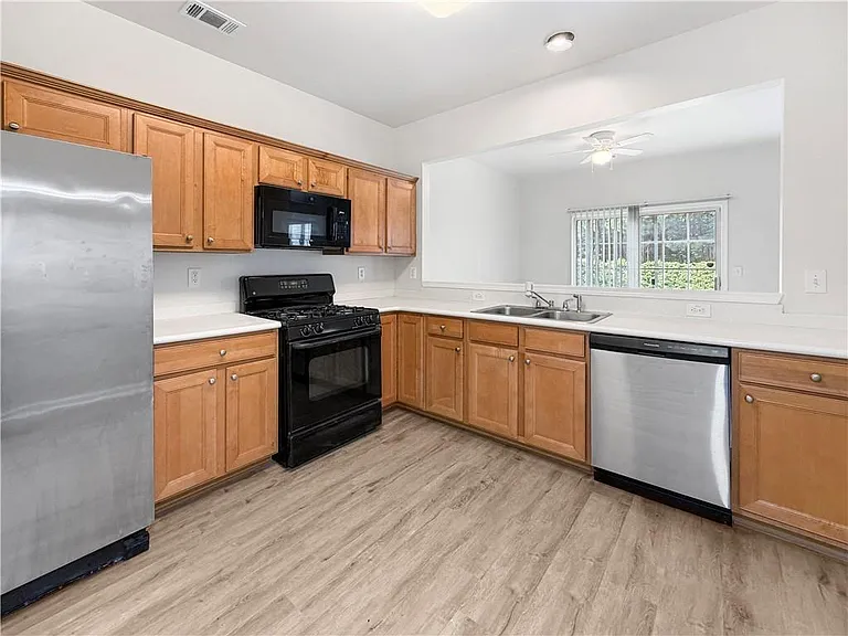 2425 Fairlie Dr — Photo 12