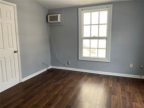 2nd image of 211 Belleville St #1