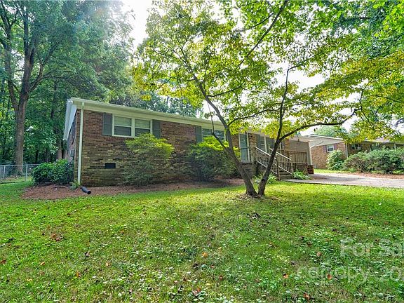 3rd image of 910 Honeywood Ln