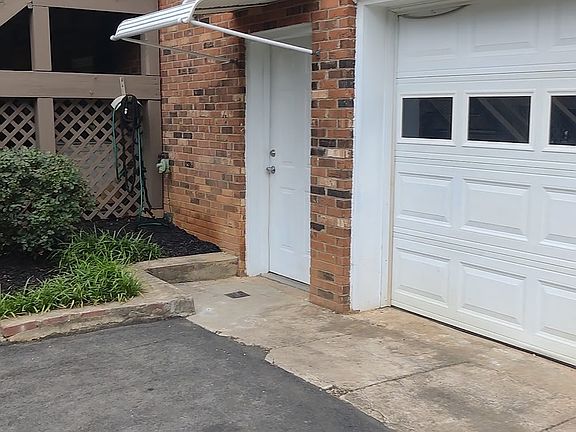 3rd image of 916 Sandlewood Dr