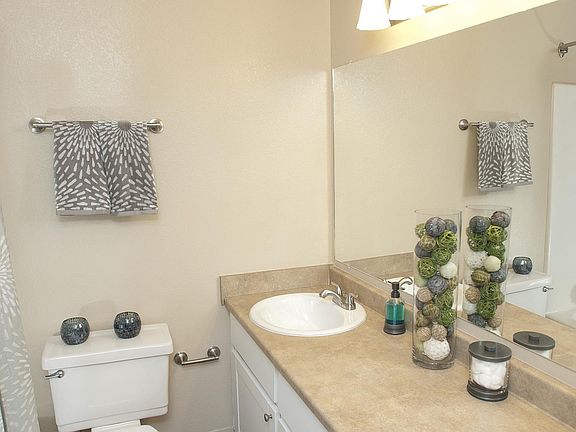 2nd image of 1150 Lakeville Cir