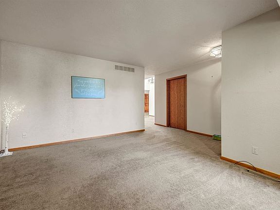 5th image of 102 Elizabeth Dr