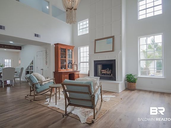 3rd image of 360 W Canal Dr