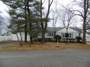 1306 W Center Dr, Fairfield, IL 62837