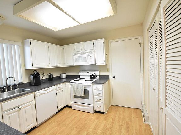 4th image of 843B Winchester Ct
