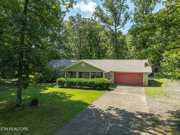 3rd image of 945 Circle Dr