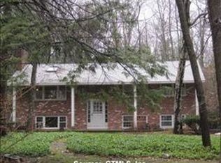 14 Vickers Rd, New Hartford, CT 06057