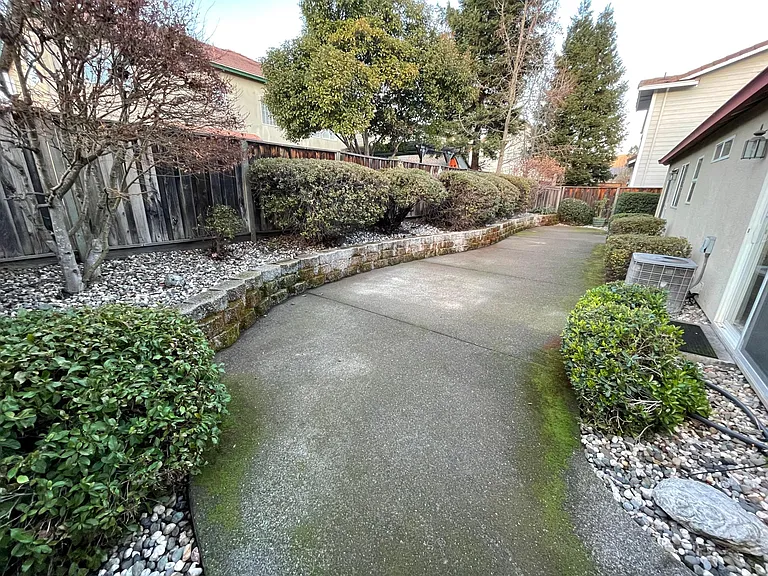 490 Briarwood Dr — Photo 7