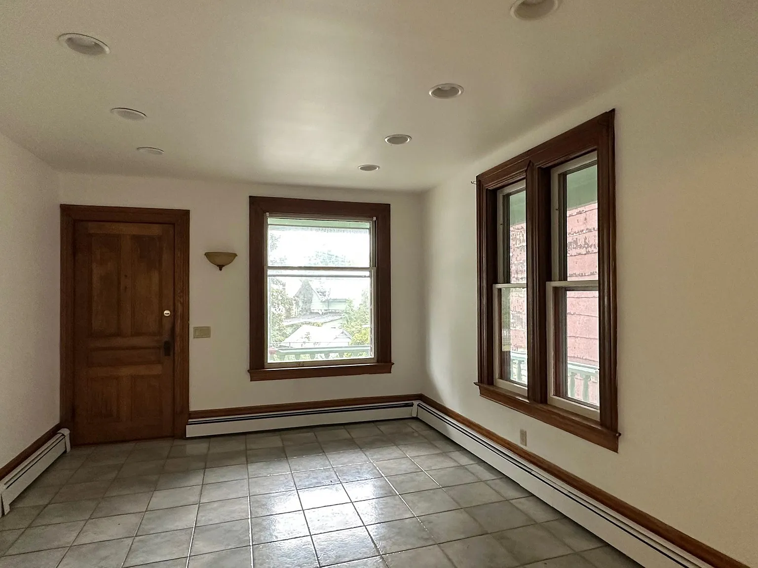 3 bed, 1886 sqft, $2,200 — Photo 2