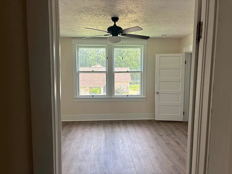 148 Magnolia Ave E — Photo 11