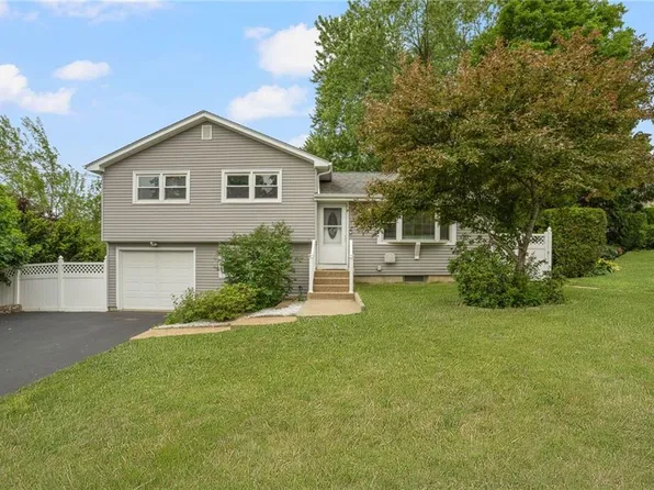34 Grandview Dr, West Warwick, RI 02893