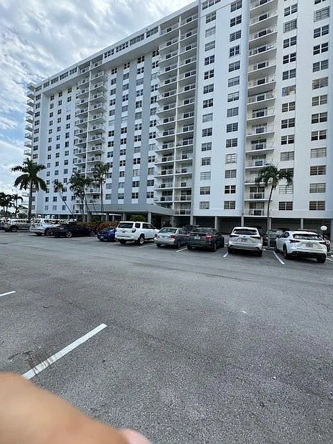 Plaza Towers South Condo — Photo 2