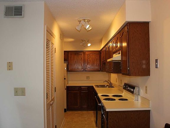 5th image of 220 Hampton Dr