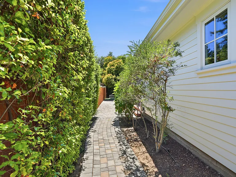 Walkway to frontdoor