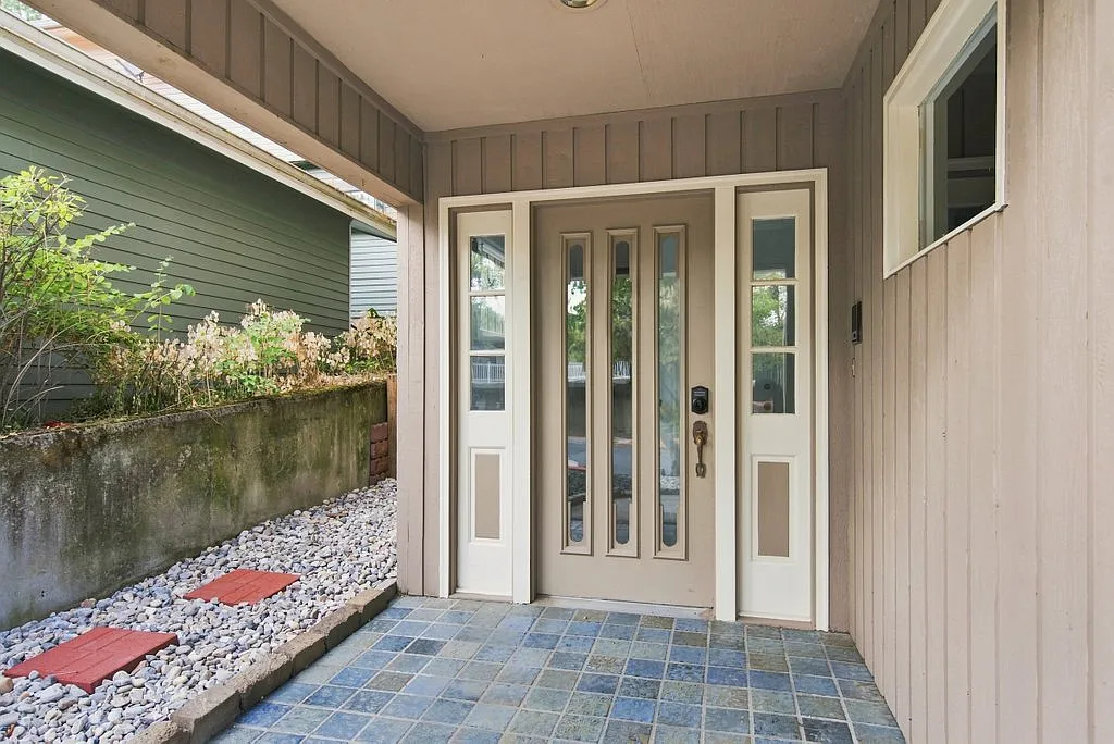 3 bed, $2,400 — Photo 2