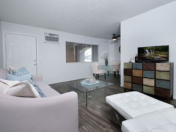 Fifteen 50 Apartments - Living Room