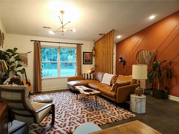 4th image of 43 Brigadoon Dr
