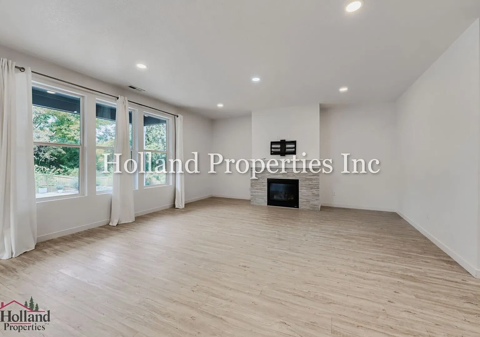 Beautiful 4-Bedroom Cornelius Home with Green-Space Views — Photo 4