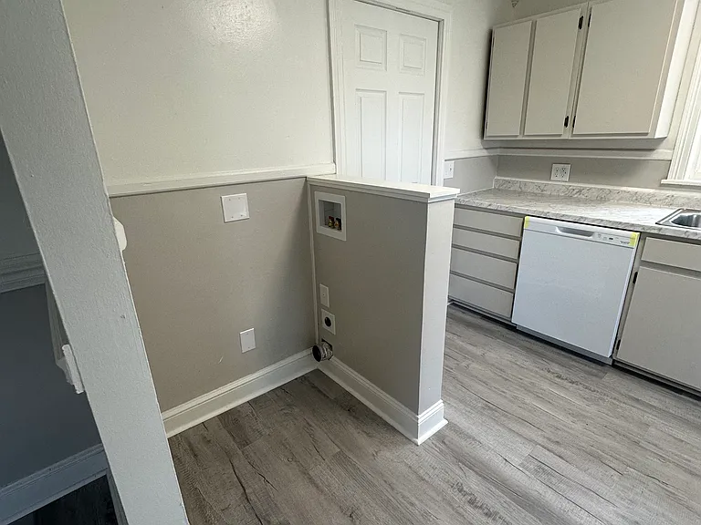 1479 Hillcrest Ave — Photo 2