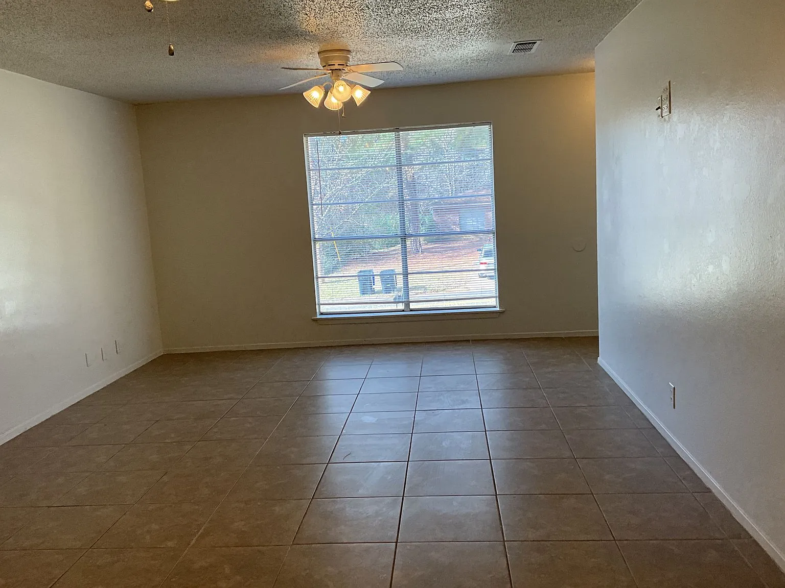 2 bed, 967 sqft, $895 — Photo 2