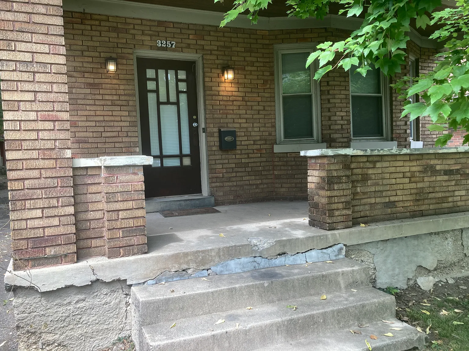 4 bed, $2,500 — Photo 1