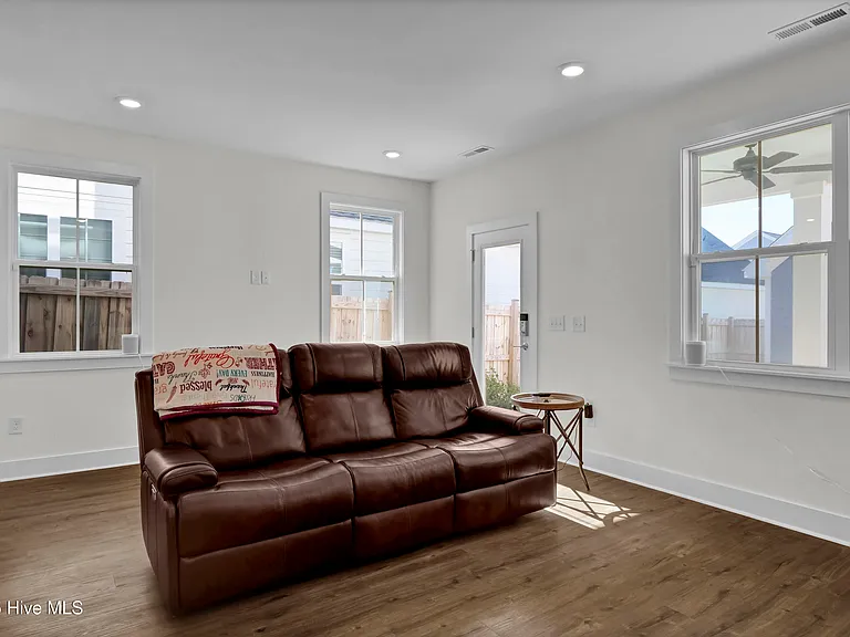 812 Edgerton Dr — Photo 10