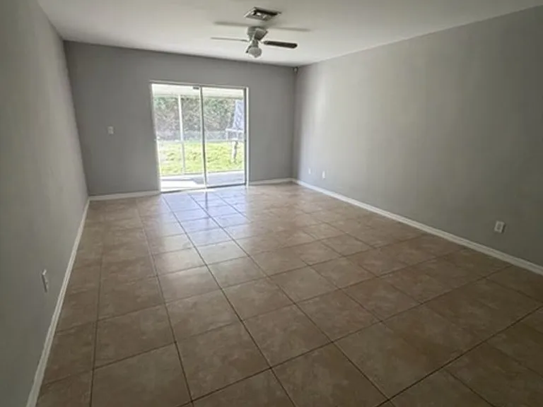 930 Ainsworth St W — Photo 10