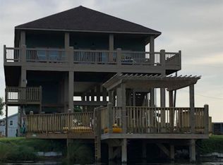 1018 Lakewood Dr, Crystal Beach, TX 77650