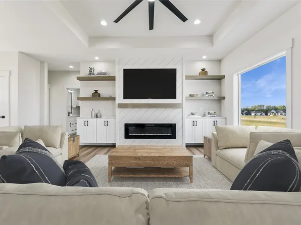 17331 Brookview Dr, Urbandale, IA 50323