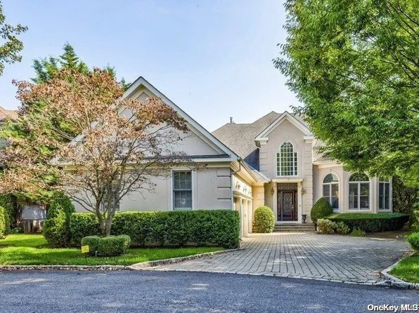 65 Charney Court, Manhasset, NY 11030