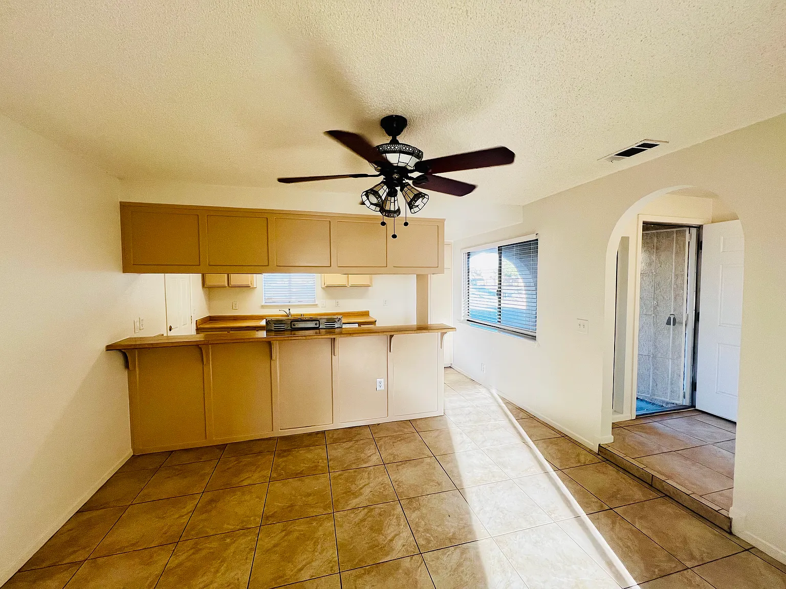 3 bed, 1318 sqft, $1,900 — Photo 3
