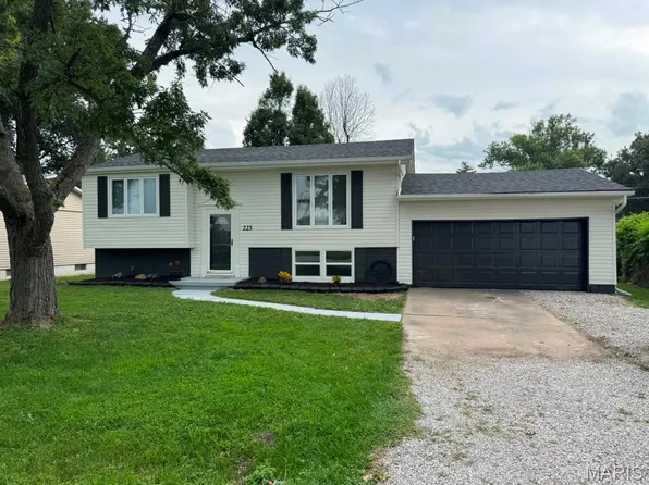 223 Bachman Ln, Godfrey, IL 62035