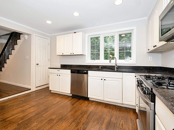 4th image of 181 Washington St