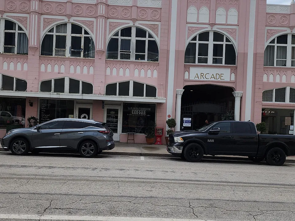 109 W Oak St
