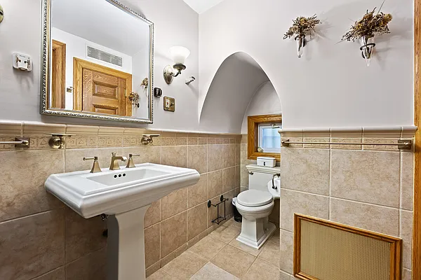 Sold by Real Broker NY LLC | media 26