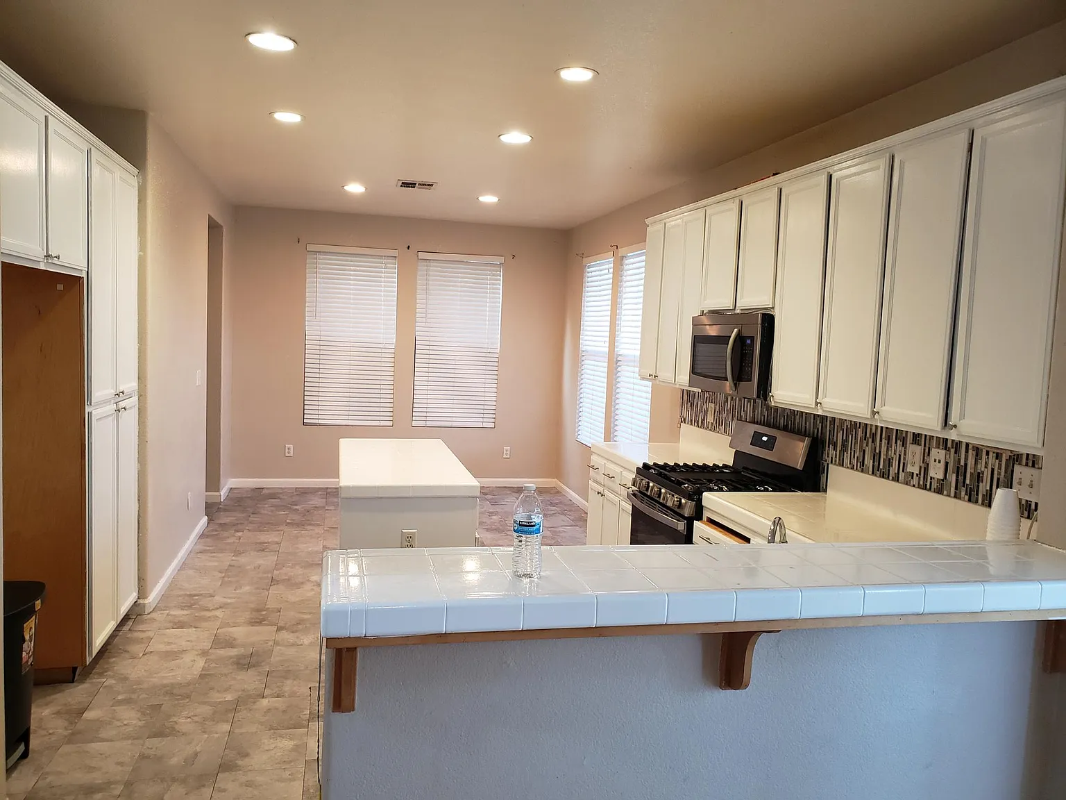 4 bed, 2.5 bath, 2200 sqft, $3,150 — Photo 4